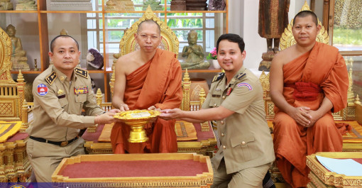 រាជធានីភ្នំពេញ៖ នៅរសៀលថ្ងៃចន្ទ ៦រោច ខែជេស្ឋ ឆ្នាំម្សាញ់ សប្តស័ក ព.ស. ២៥៦៩ ត្រូវនឹងថ្ងៃទី១៦ ខែមិថុនា ឆ្នាំ២០២៥នេះ លោកឧត្តមសេនីយ៍ទោ សក់ កែវដ្ឋារ៉ារ័ត្ន ប្រធាននាយកដ្ឋានអត្តសញ្ញាណបណ្ណសញ្ជាតិខ្មែរ បានដឹកនាំក្រុមការងារចល័ត